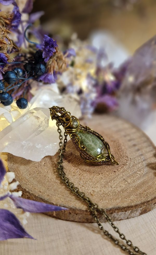 Les jolis trésors de Lalie - Amulette de Dana bijou végétal feuille de lierre et mousse