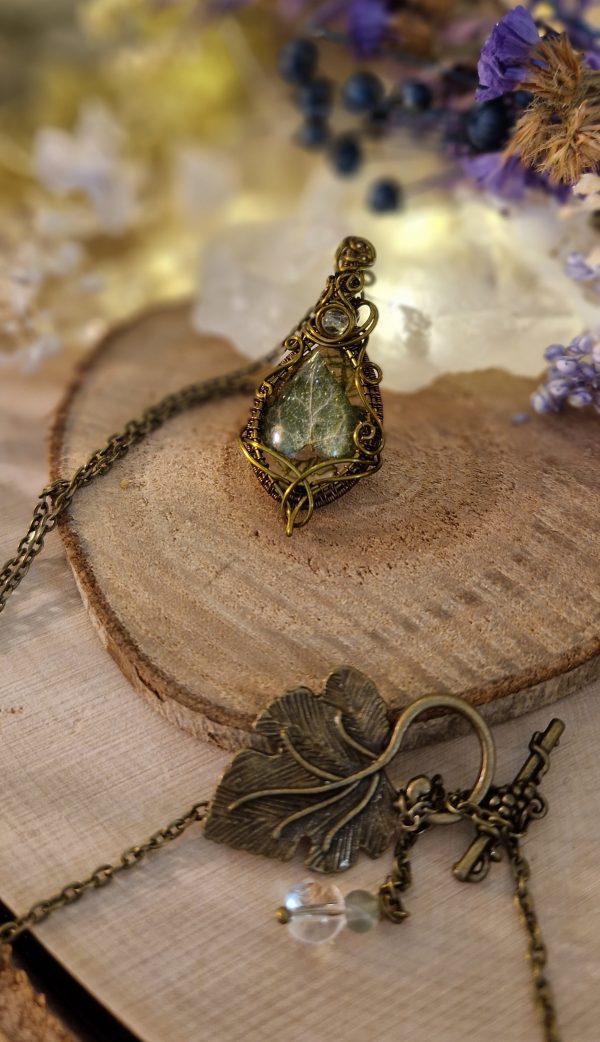 Les jolis trésors de Lalie - Amulette de Dana bijou végétal feuille de lierre et mousse
