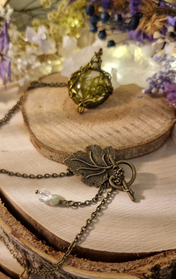Amulette de Dana Fertilité, douceur et renouveau ~ Bijou végétal mousse et jade - Les jolis trésors de Lalie