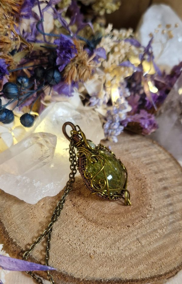 Amulette de Dana Fertilité, douceur et renouveau ~ Bijou végétal mousse et jade - Les jolis trésors de Lalie