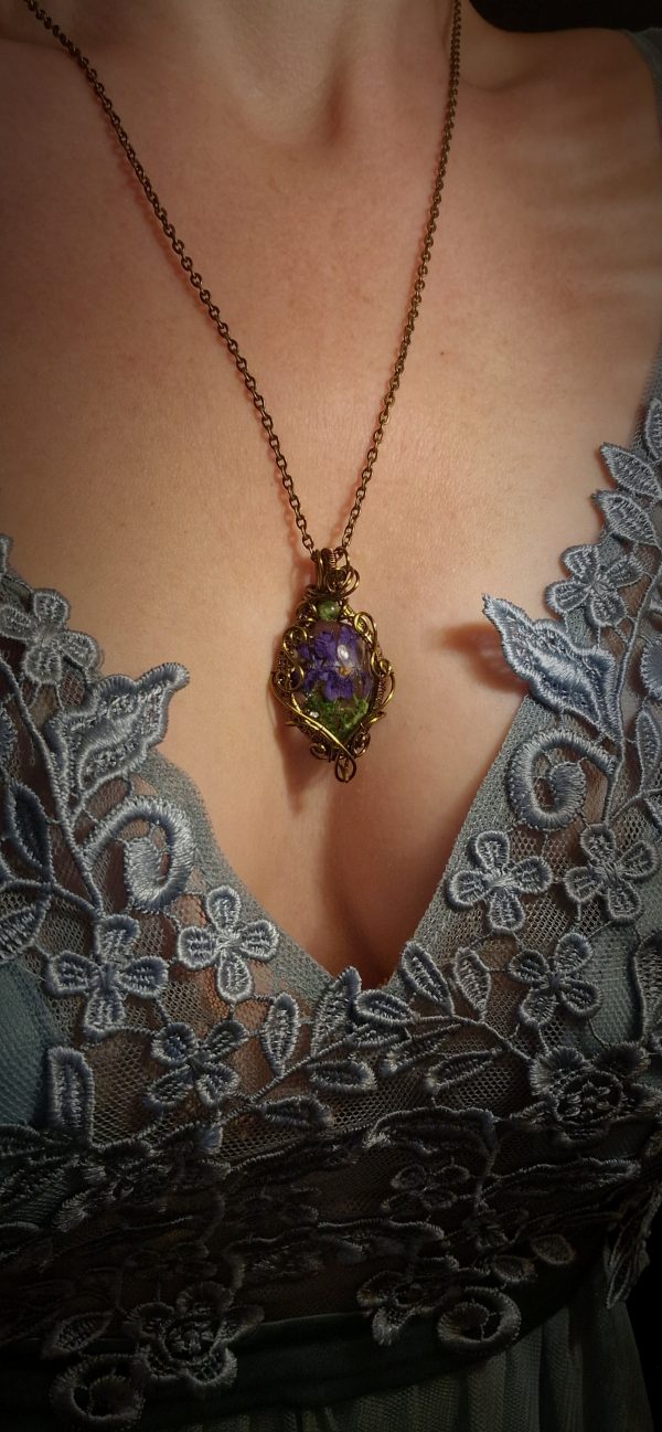 Petit pendentif bohème végétal et pierre bronze antique - Violette et tourmaline